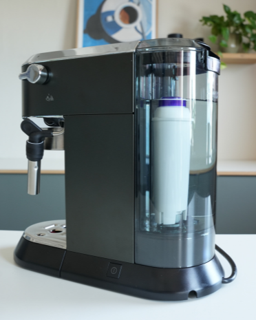 Delonghi waterfilter in het waterreservoir van een Delonghi Dedica