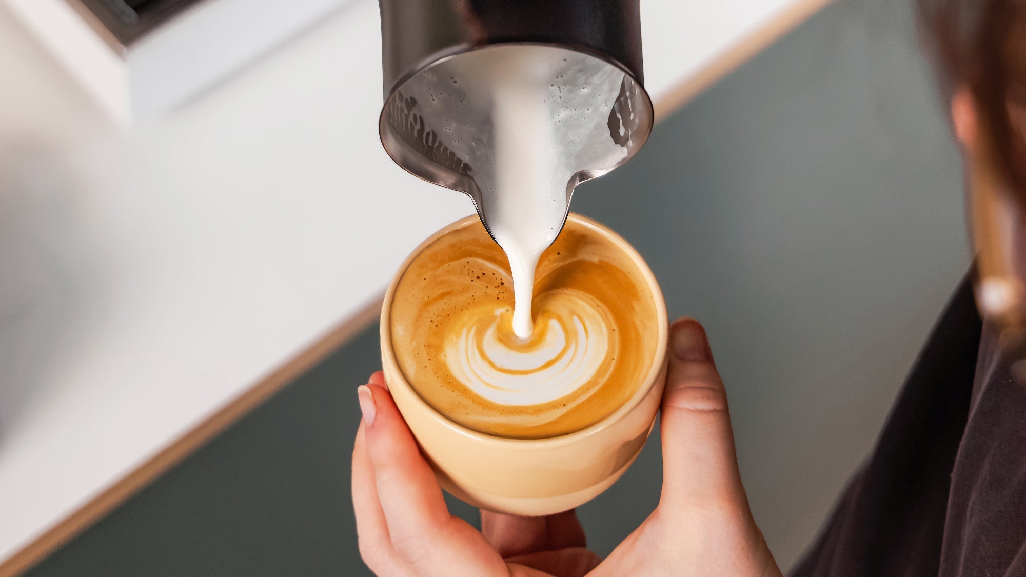 Dit is hoe je begint met latte art