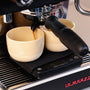 Barista koffie weegschaal met timer van Barista-Essentials op la marzocco met cappuccino kopjes