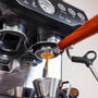 Espresso loopt uit een naked portafilter met convex filterbakje 54mm op een Sage Barista Express