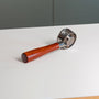 Naked portafilter met houten handvat en convex filterbakje 54mm op tafel