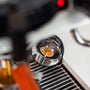 Espresso loopt uit een naked portafilter met convex filterbakje 58mm