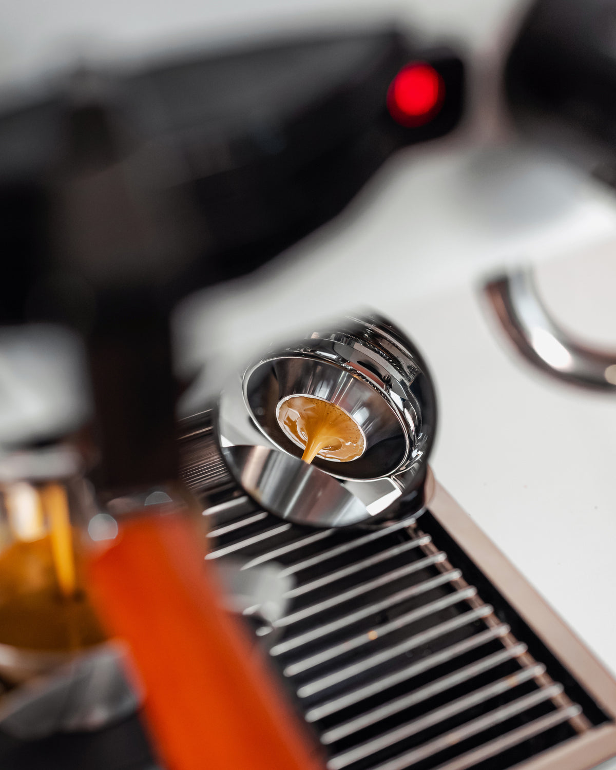 Espresso loopt uit een naked portafilter met convex filterbakje 58mm