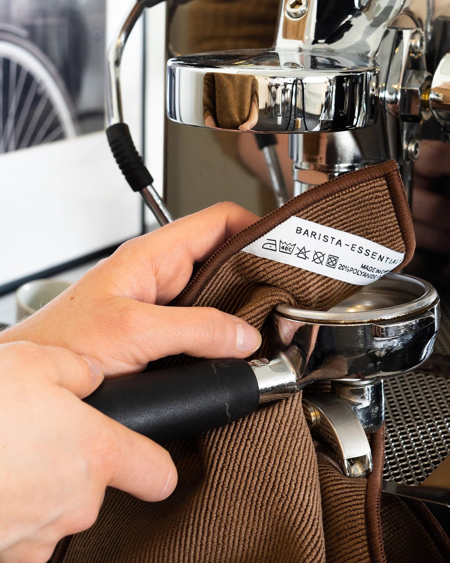 Bruin barista doekje voor het schoonmaken van je portafilter na het uitkloppen