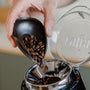 Coffee dosing tray gebruikt om koffiebonen in Niche bonenmaler te gieten
