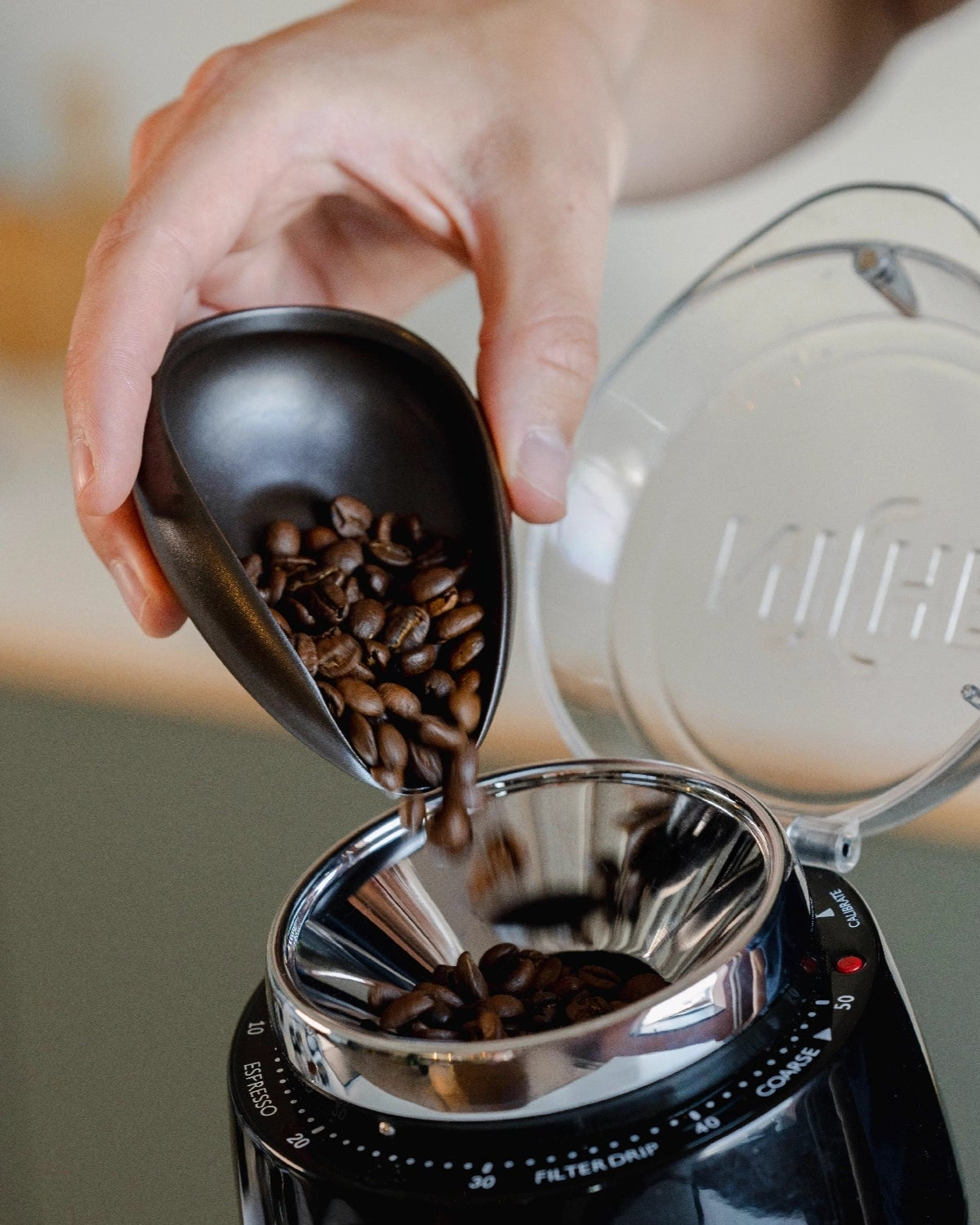 Coffee dosing tray gebruikt om koffiebonen in Niche bonenmaler te gieten