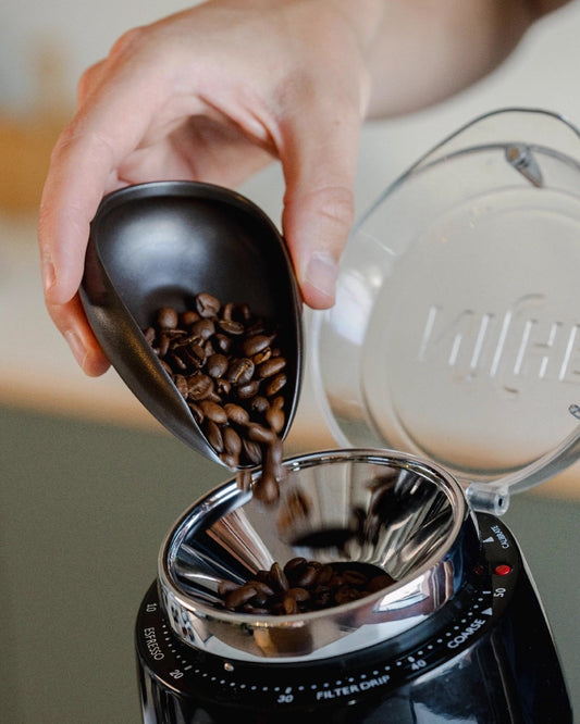 Coffee dosing tray gebruikt om koffiebonen in Niche bonenmaler te gieten
