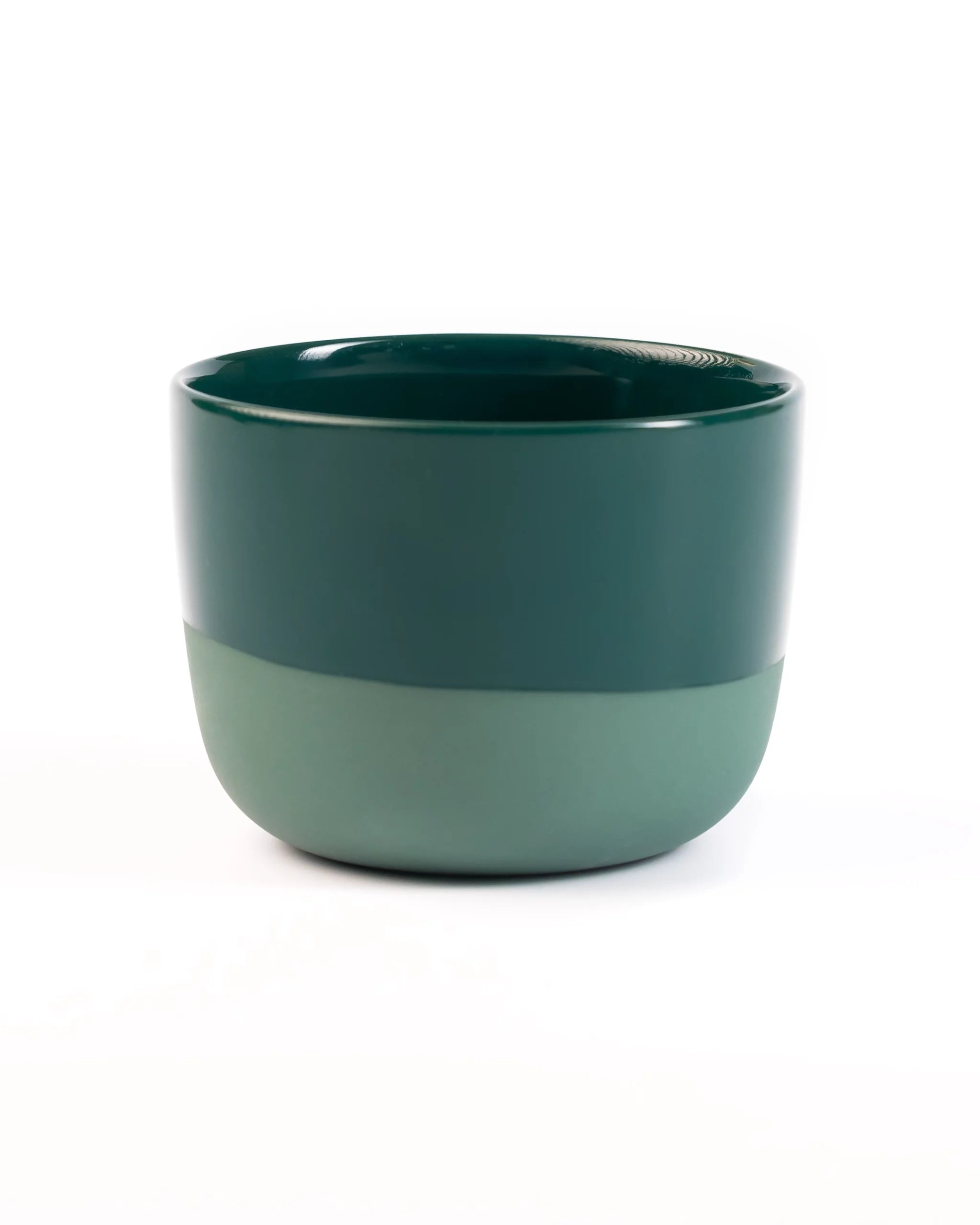 Latte kopje van Barista-Essentials in blauw-groene kleur, gemaakt van porselein, op witte achtergrond