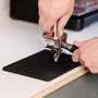 Vlakke tampermat van Barista Essentials met een portafilter en tamper