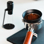 WDT tool in gebruik met portafilter en dosing funnel