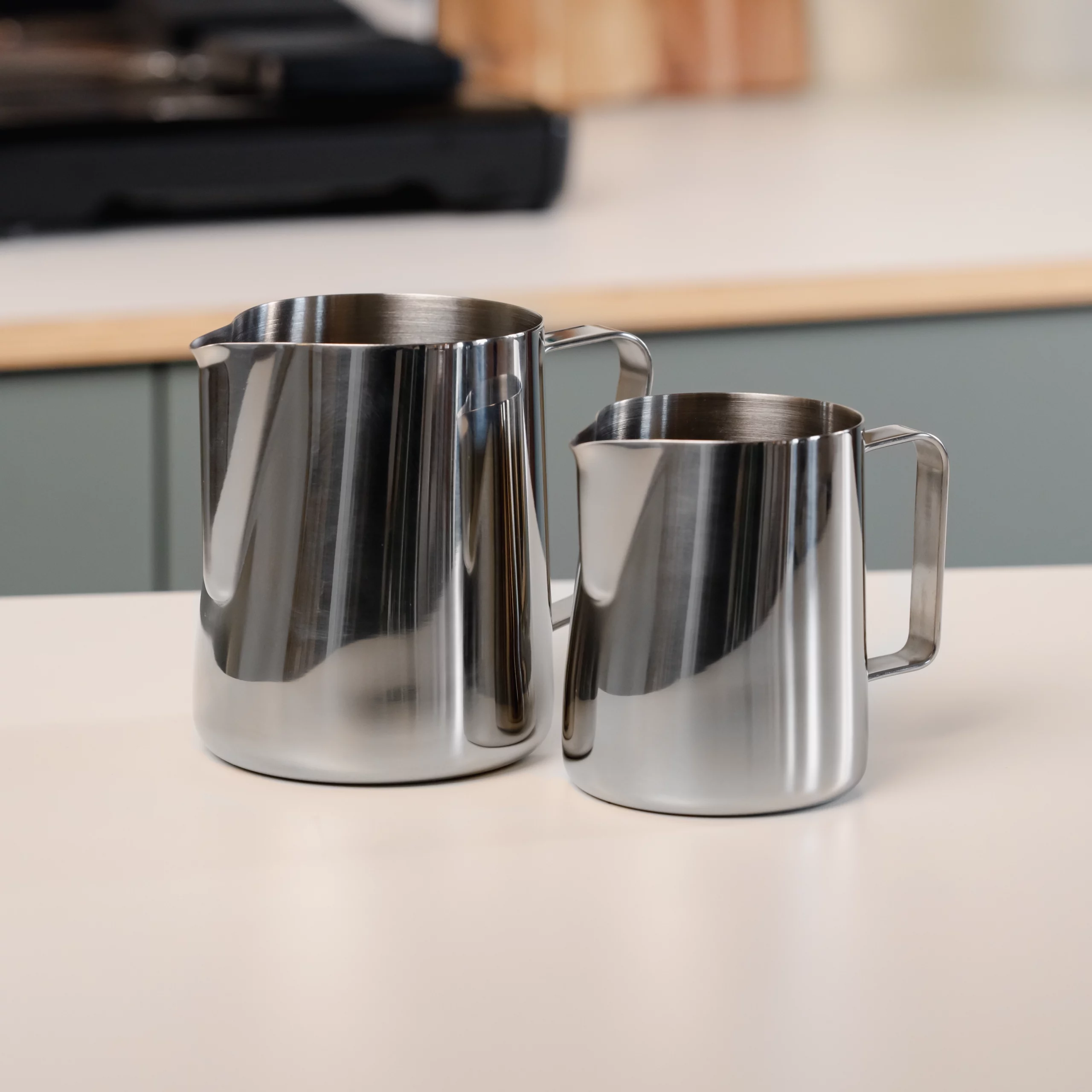 Melkkannetje set van rvs voor latte art voor één en twee cappuccino in keuken