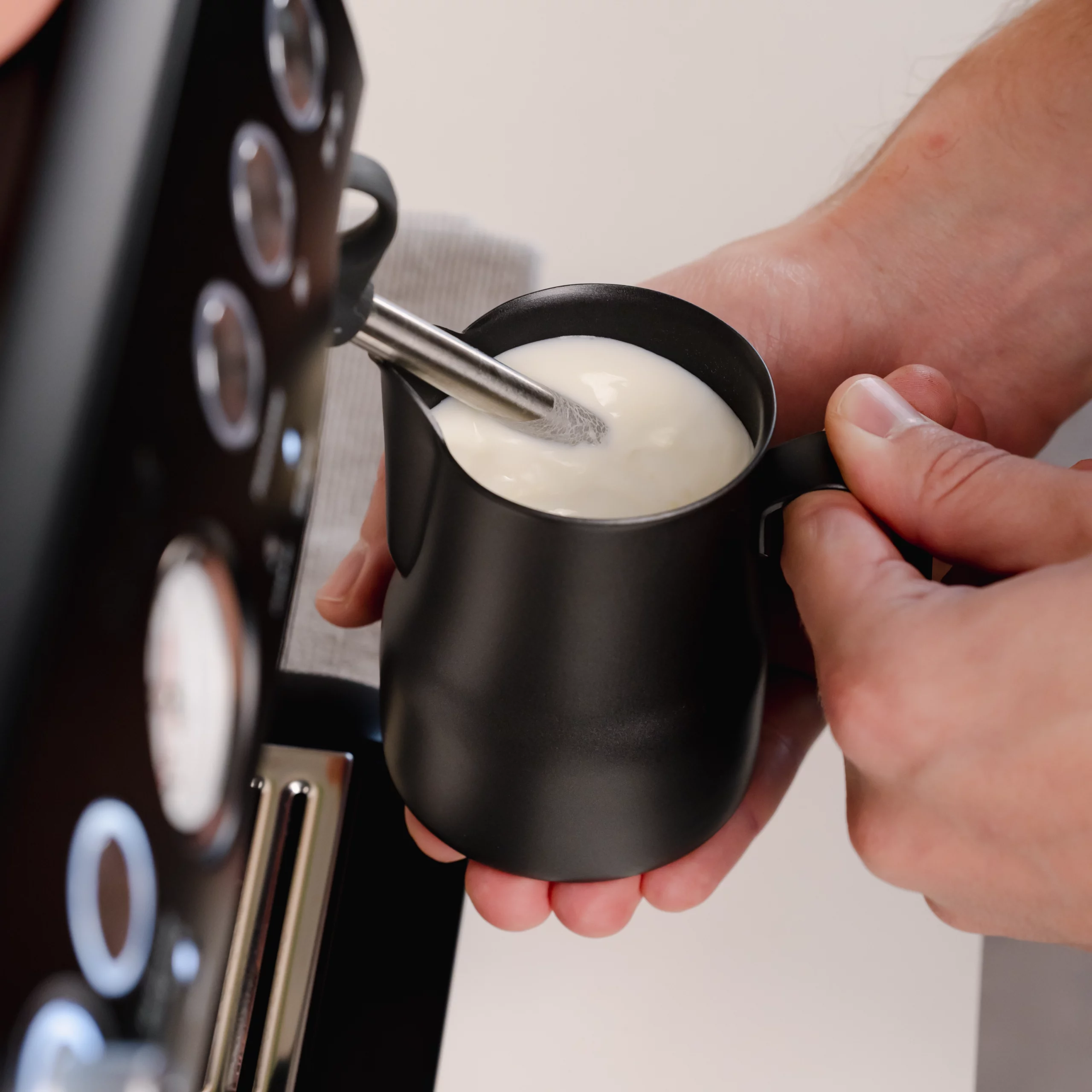 Melkopschuimen in melkkannetje set Italiaanse stijl in het zwart voor latte art voor één en twee cappuccino