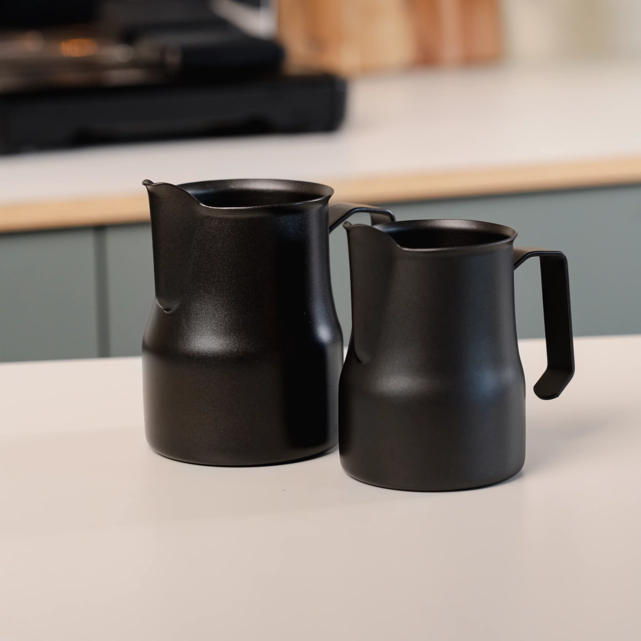 Melkkannetje set Italiaanse stijl in het zwart voor latte art voor één en twee cappuccino in keuken