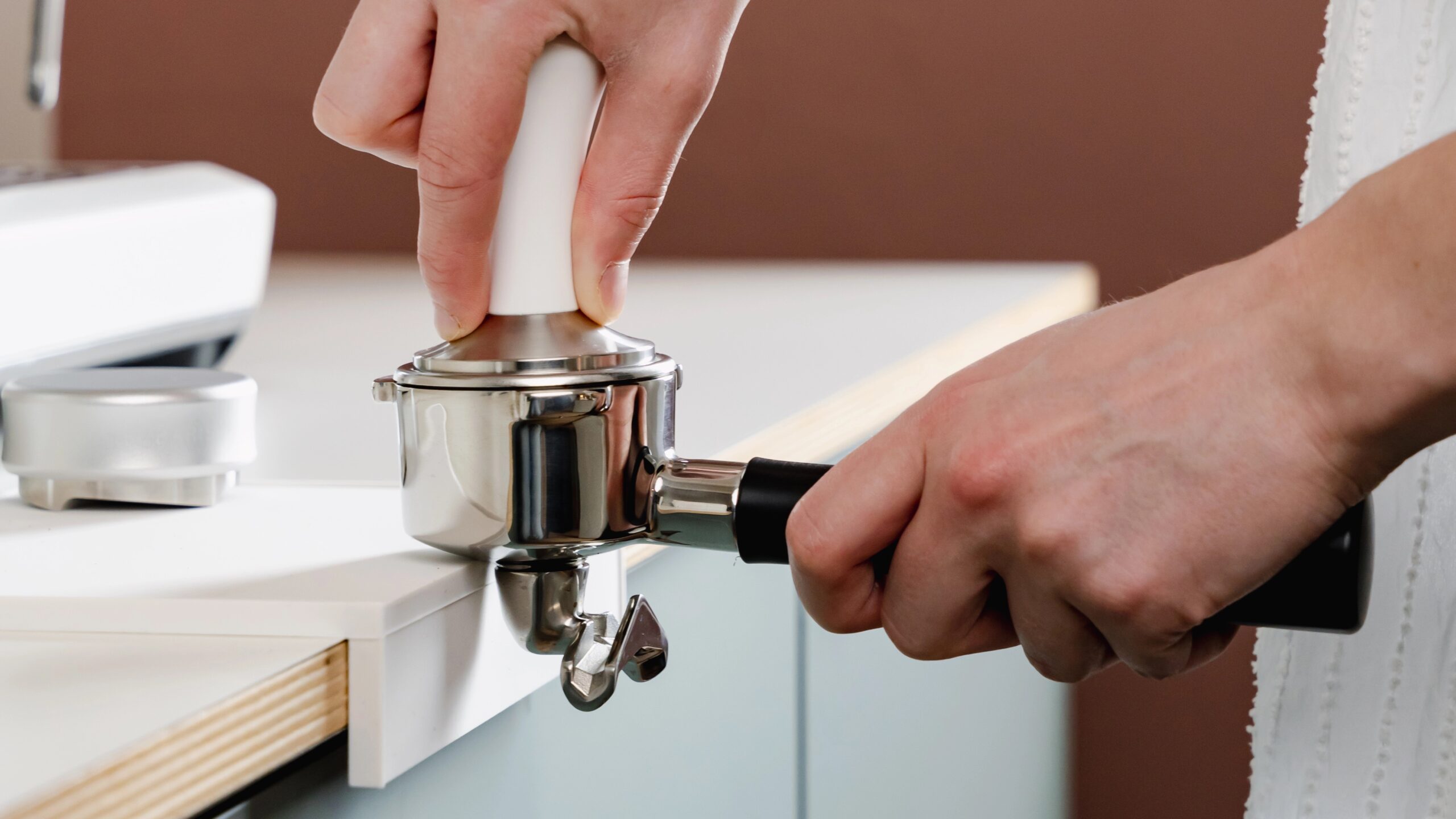 Koffie-tampen-wit-puck-prep
