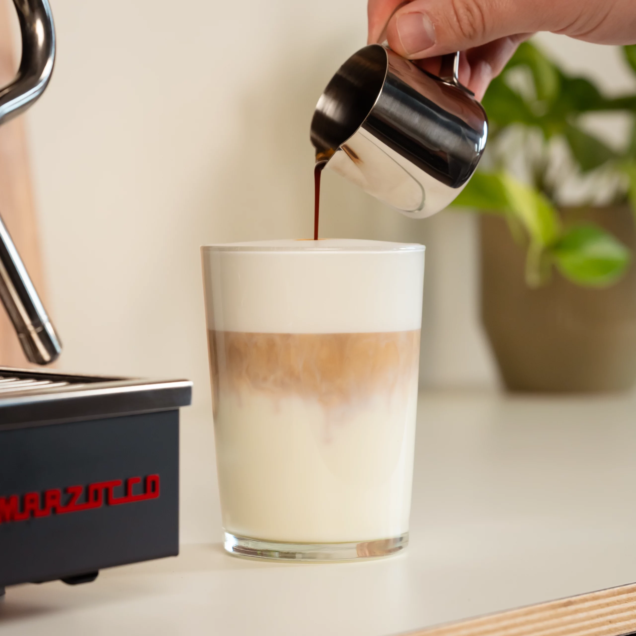 Barista Essentials RVS espressokannetje voor iced latte's of latte macchiato.