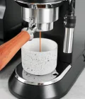 Delonghi Dedica naked portafilter bodemloze filterdrager hout 51mm met cappuccino kopje