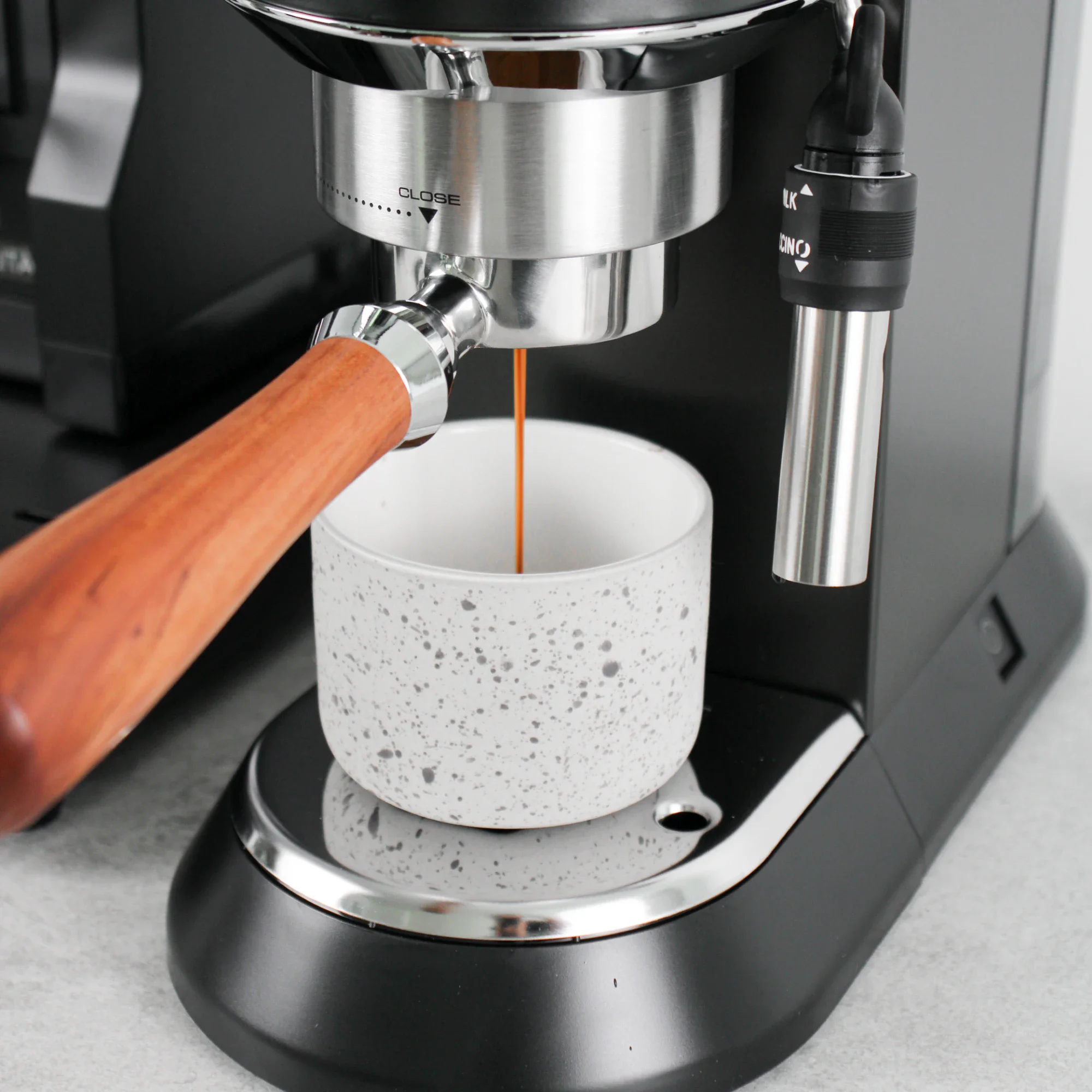 Delonghi Dedica naked portafilter bodemloze filterdrager hout 51mm met cappuccino kopje
