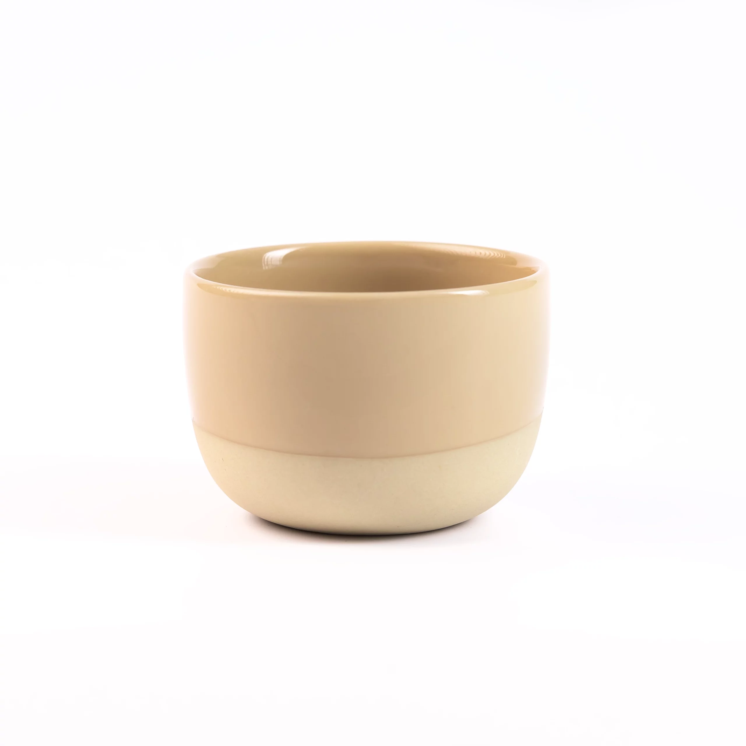 Zand Geel cappuccino koffie kopje van Barista-Essentials, gemaakt van keramiek, op witte achtergrond