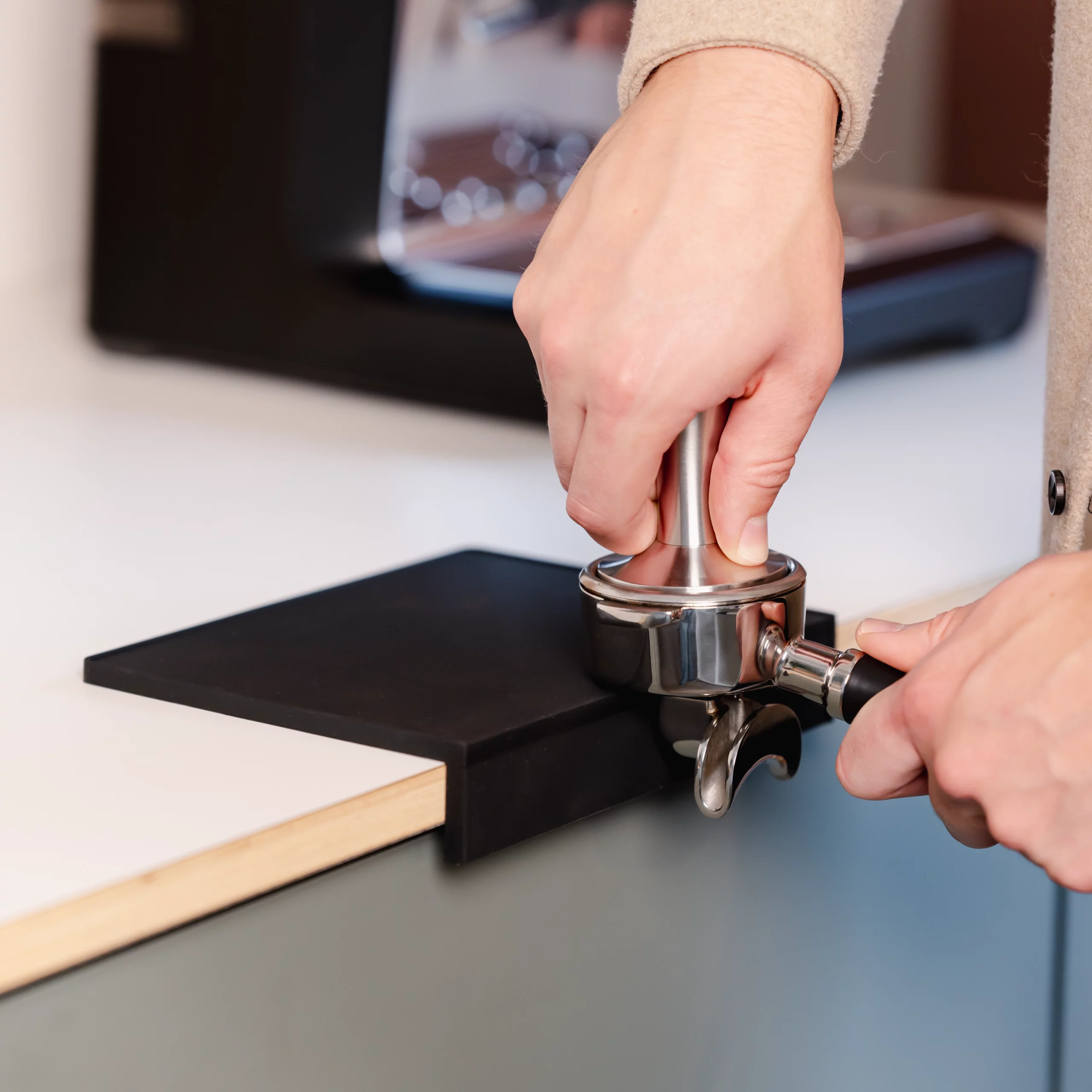Tampermat met hoek (klein) met een RVS tamper en portafilter