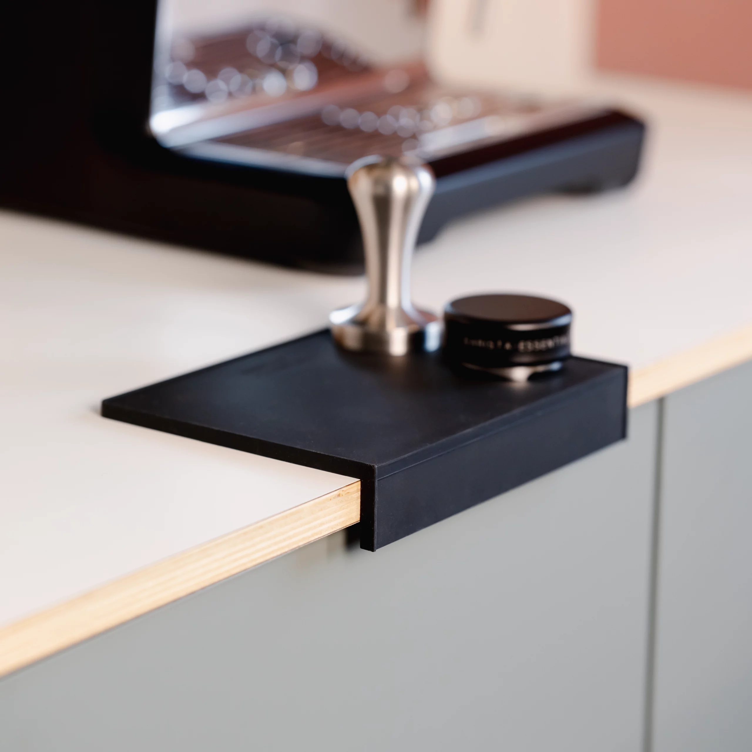 Tampermat met hoek (groot) met een RVS tamper en koffieverdeler
