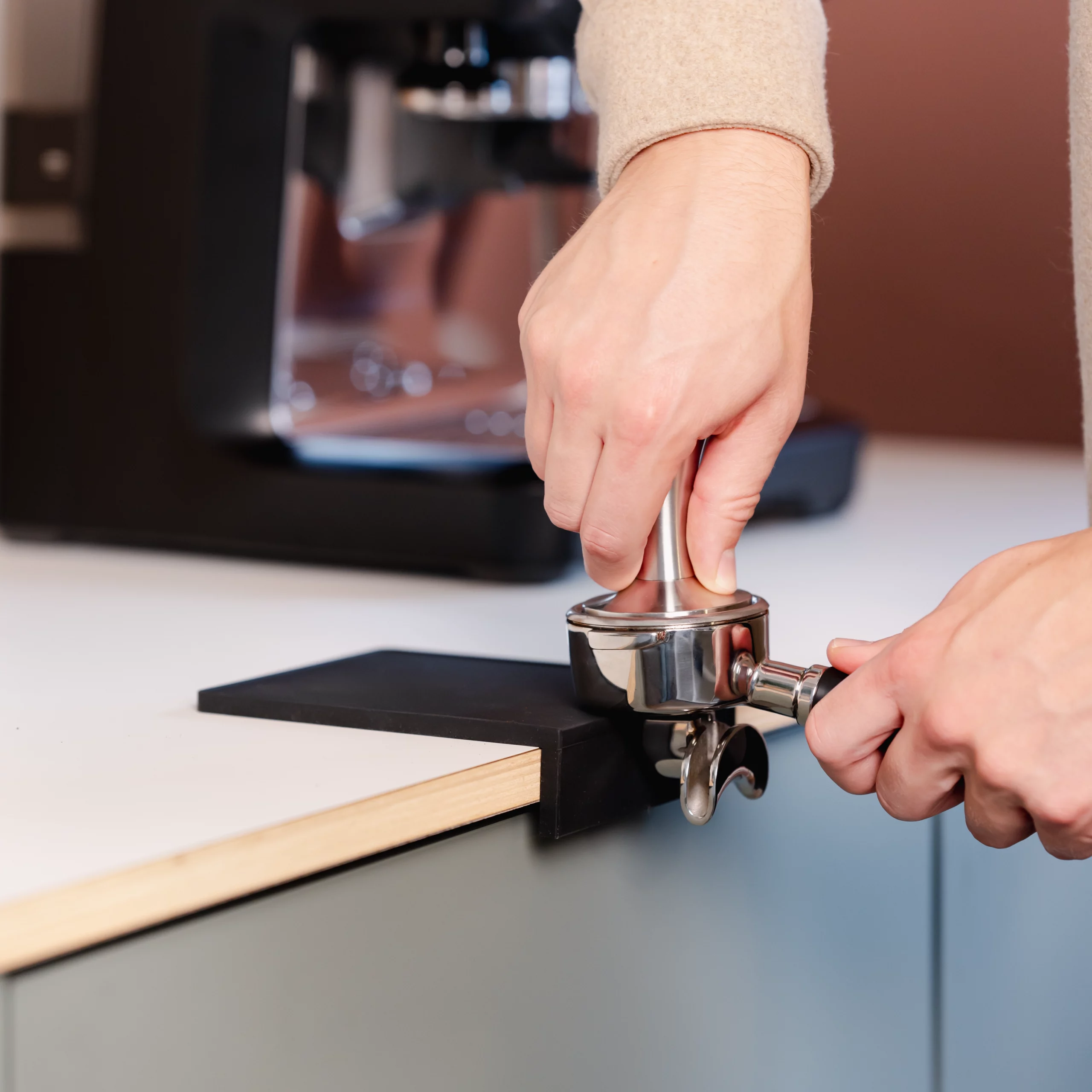 Tampermat met een hoek (klein) met een portafilter en RVS tamper