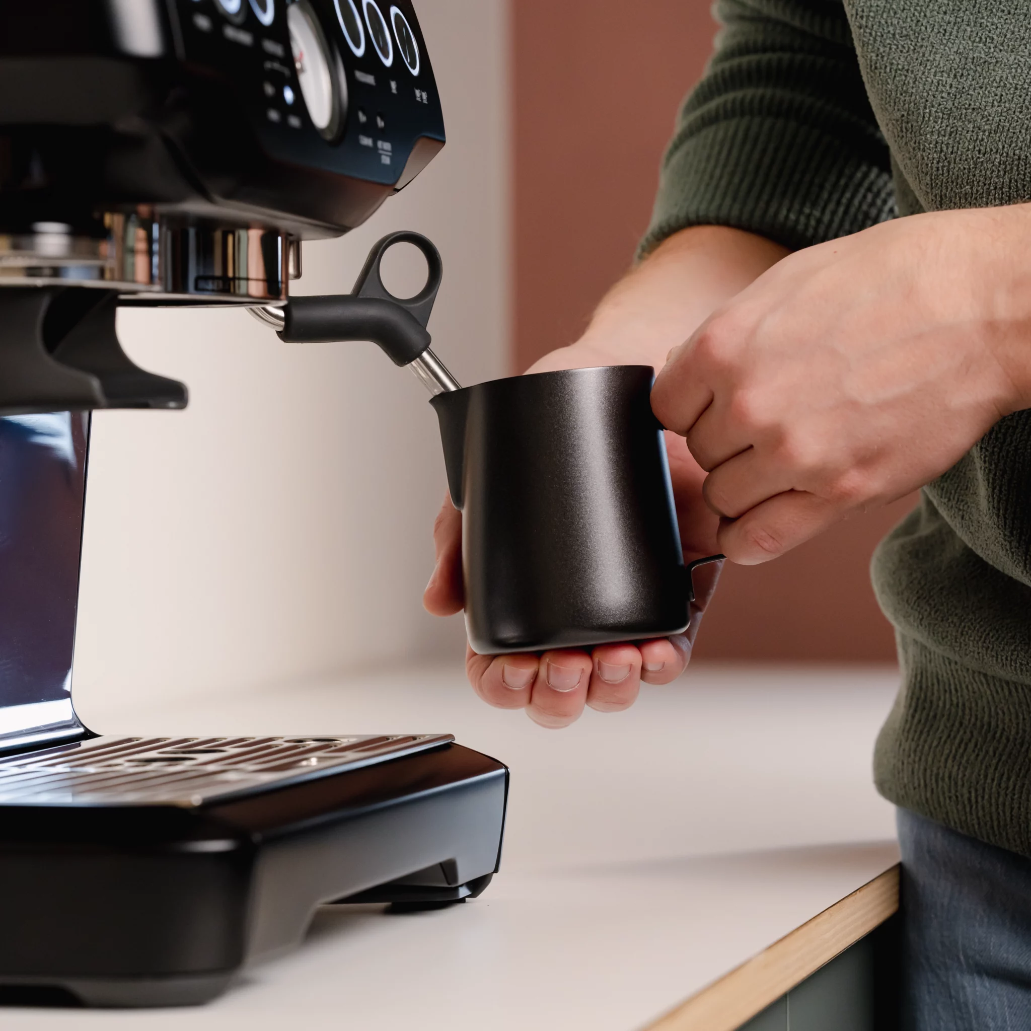 Latte art cadeauset voor thuisbaristas van Barista Essentials. De set bevat vers gebrande koffiebonen, een cappuccinokopje en melkkannetje