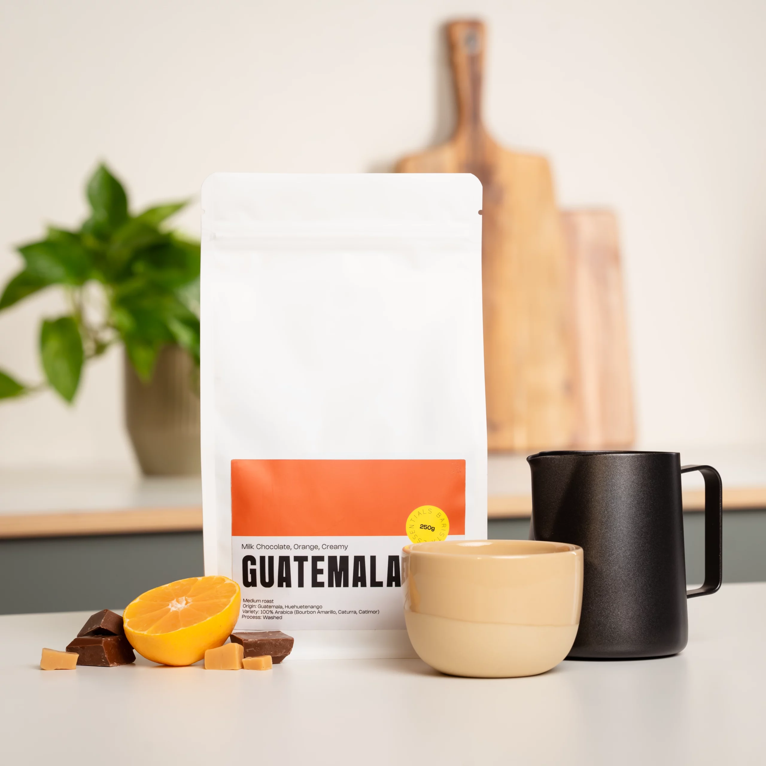 Latte art cadeauset voor thuisbaristas van Barista Essentials. De set bevat vers gebrande koffiebonen, een cappuccinokopje en melkkannetje