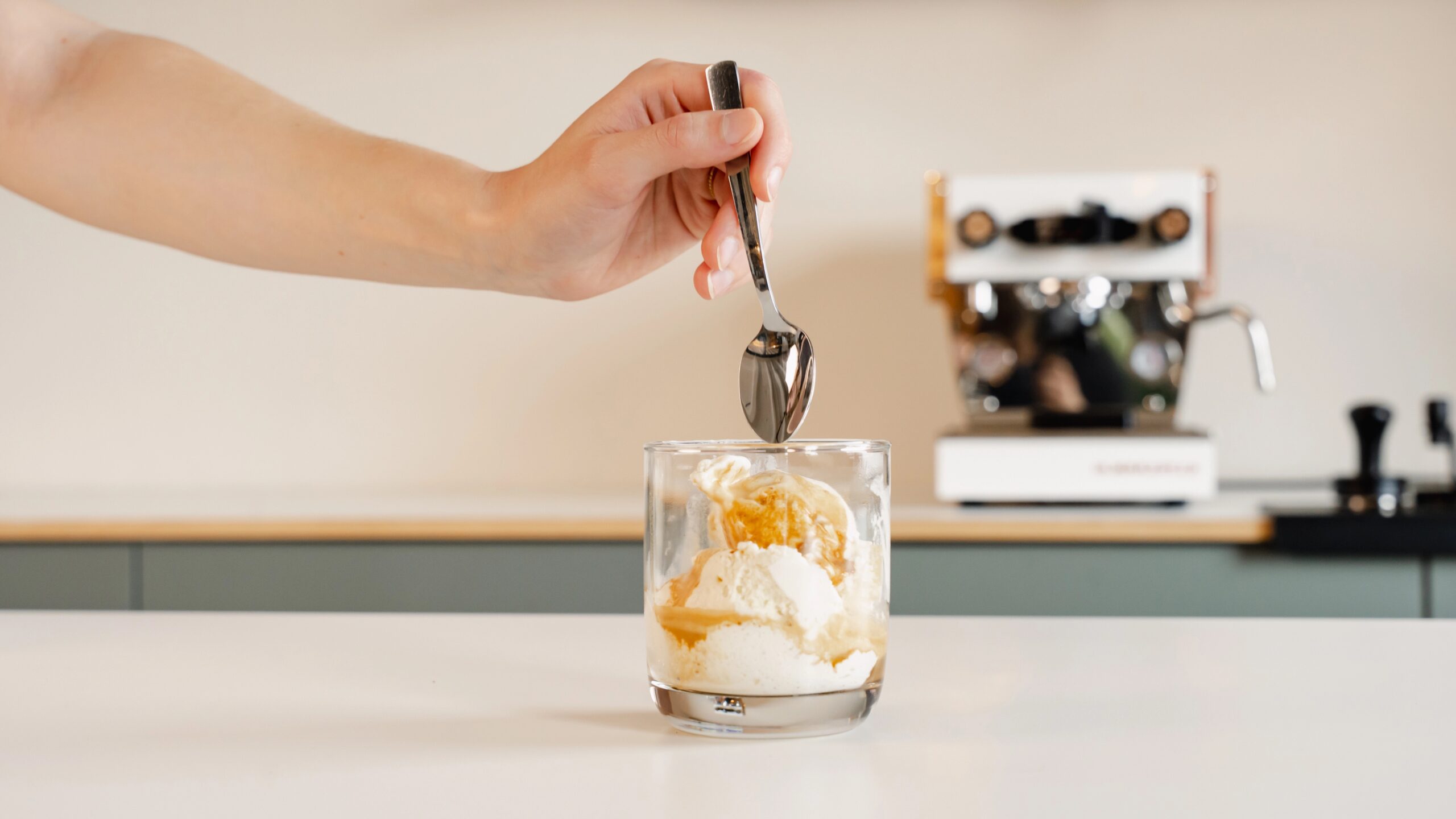 affogato-koffie-dessert-ijs-lepel-zomer