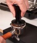 Gekalibreerde tamper met veer 53,3mm in gebruik voor Sage Barista Essentials