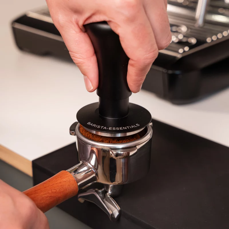 Gekalibreerde tamper met veer 53,3mm in gebruik voor Sage Barista Essentials